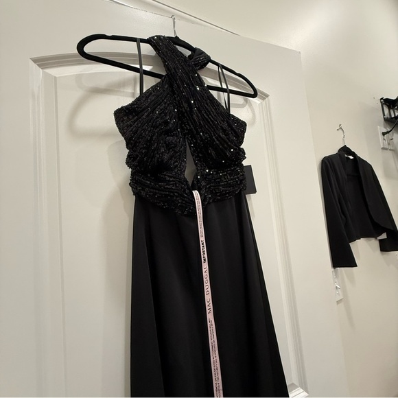 IEENA FOR MAC DUGGAL Black Sequined Cross Neck Halter Jumpsuit - Picture 9 of 11